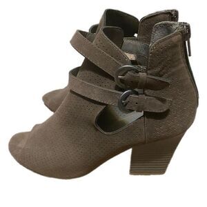 White Mountain Women’s sz 9 peep-toe bootie/ankle boot